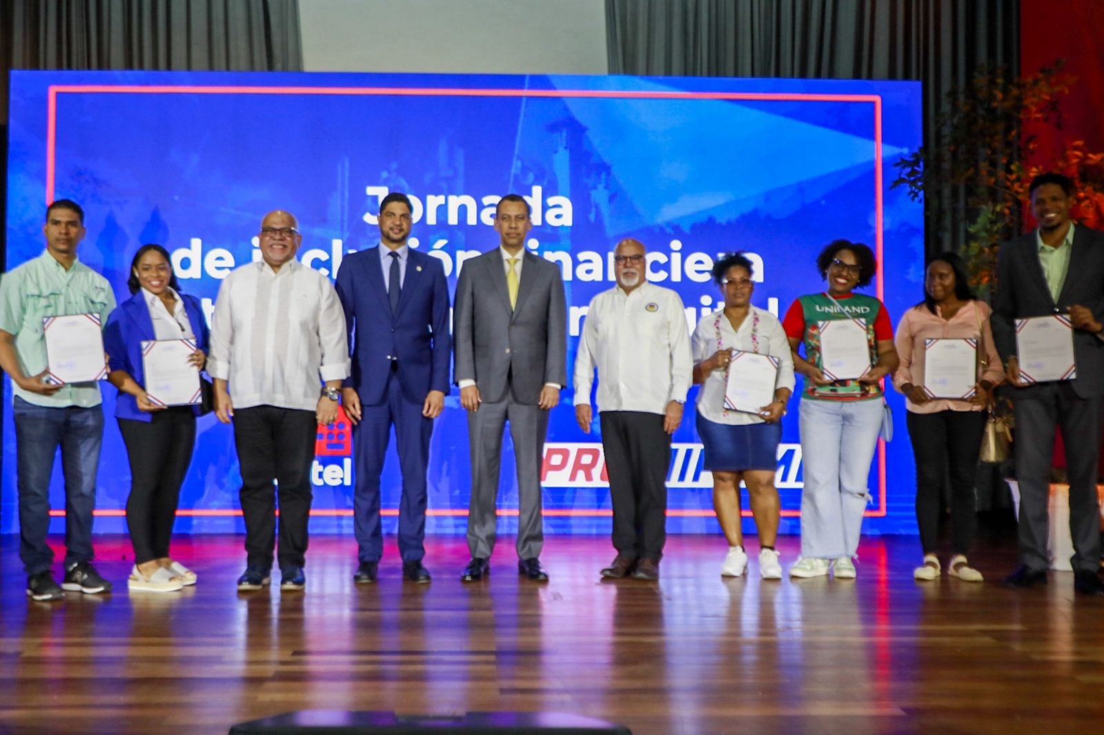 Gobierno impulsa inclusión financiera y transformación digital en San Cristóbal